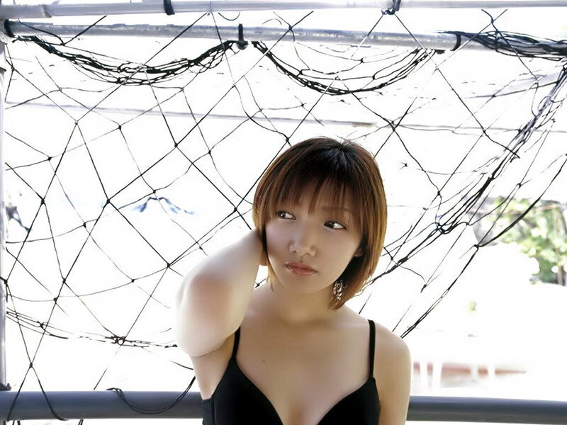 woman in black top under net