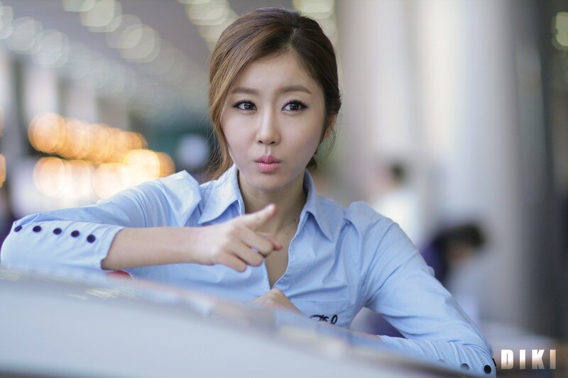 woman in blue shirt pointing