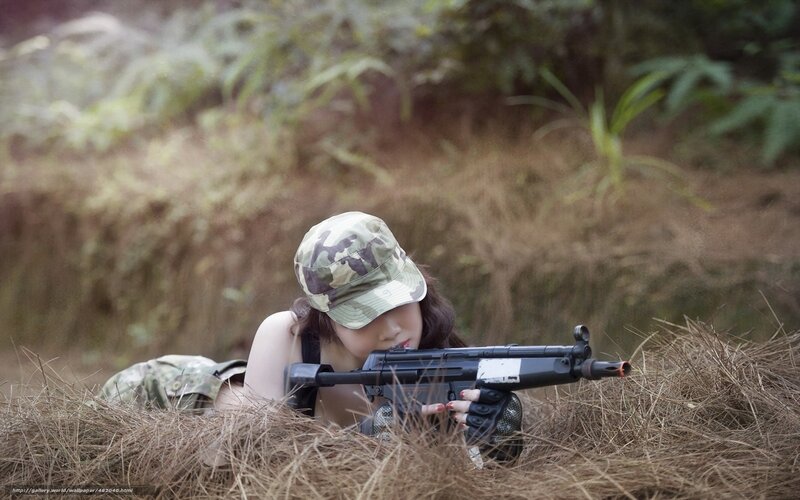 woman in camouflage with rifle
