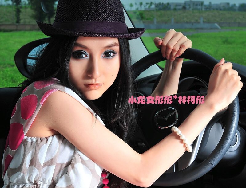 woman in car wearing hat