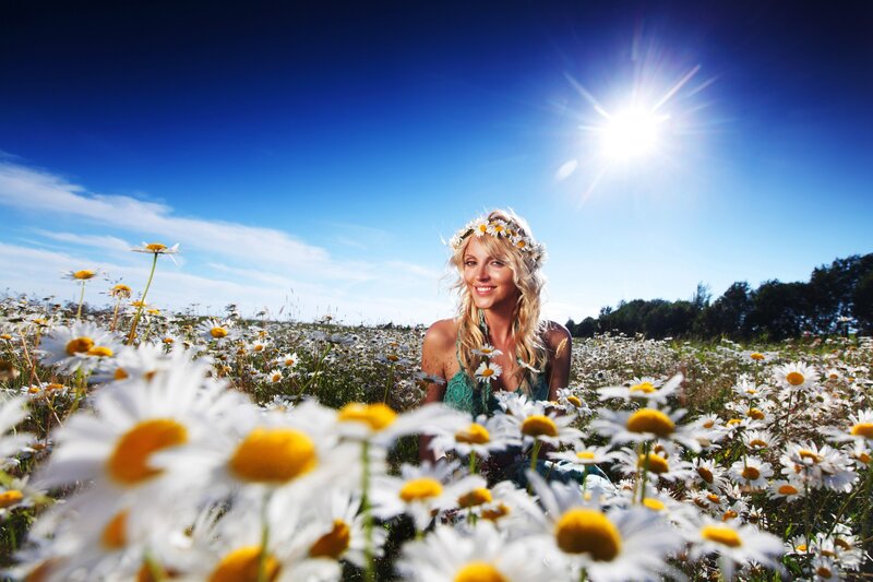 Woman in Daisy Field — Blue