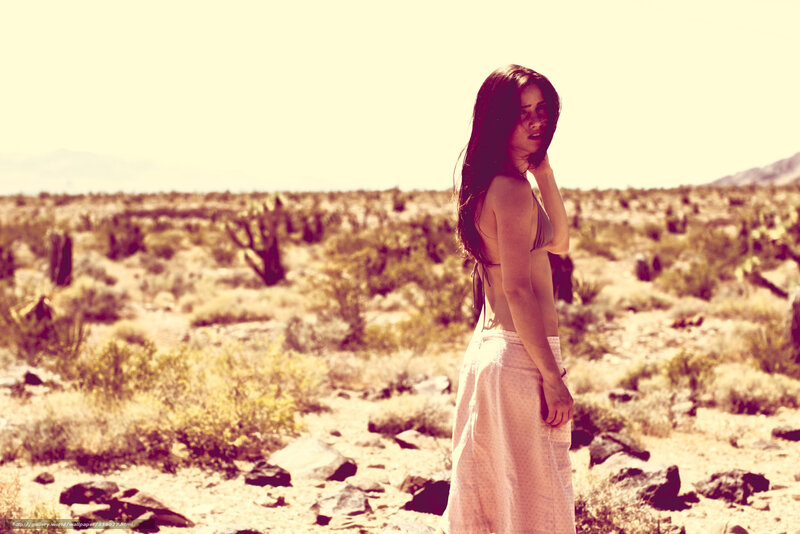 Woman in Desert — Yellow