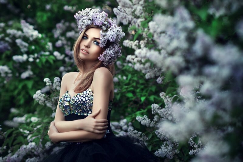 Woman in Floral Crown — Black