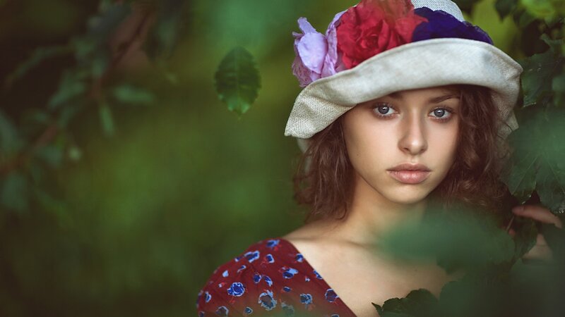 Woman in Floral Hat — Green