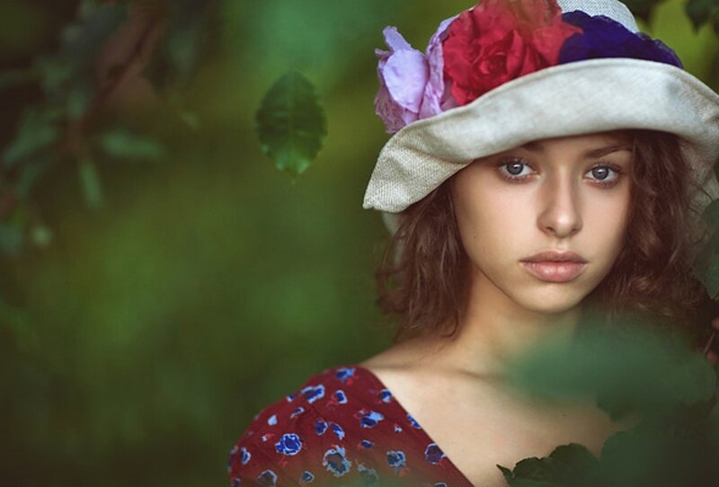 Woman in Floral Hat — Red