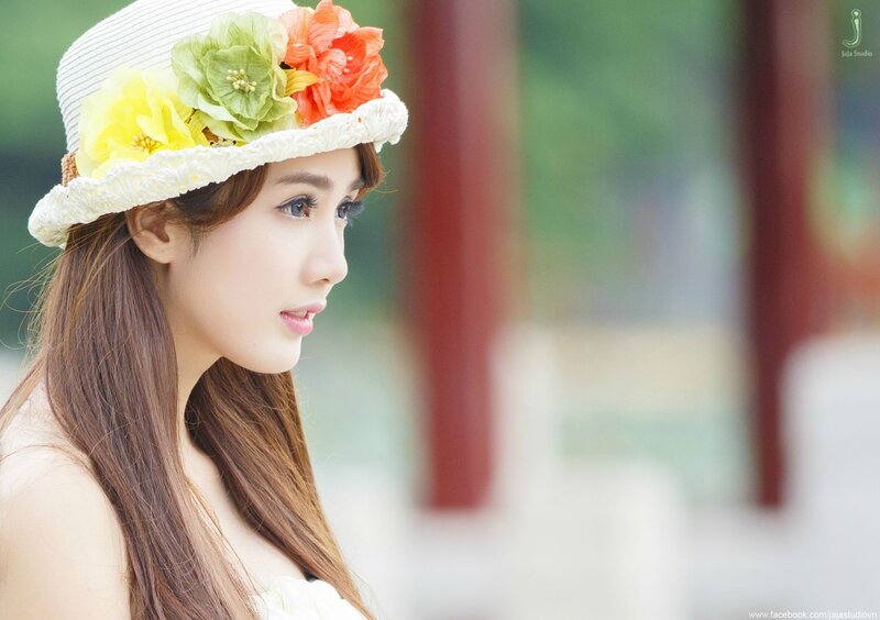 woman in floral hat