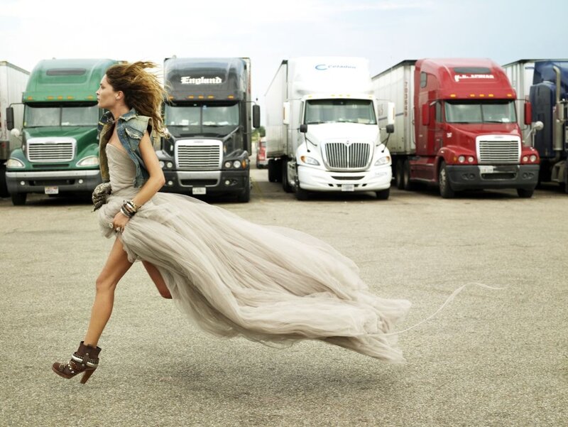 Woman in Flowing Dress — Gray, Dynamic