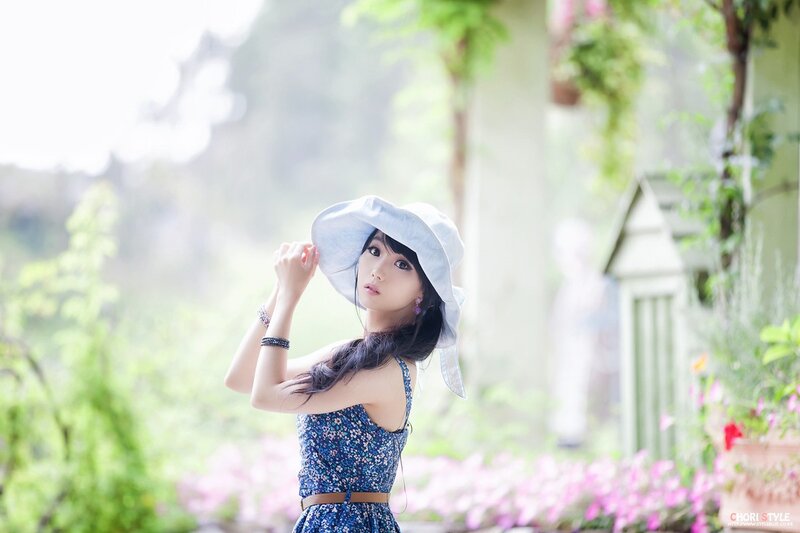 woman in garden with hat