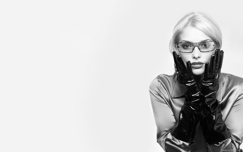 woman in glasses and gloves