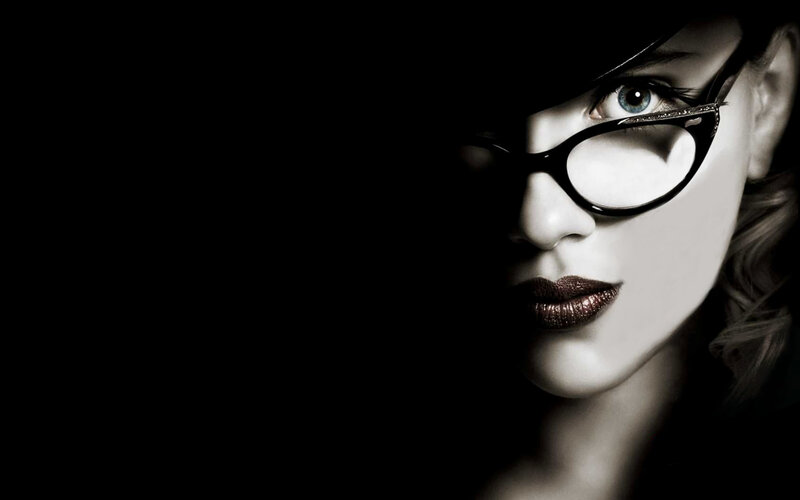 woman in glasses and hat