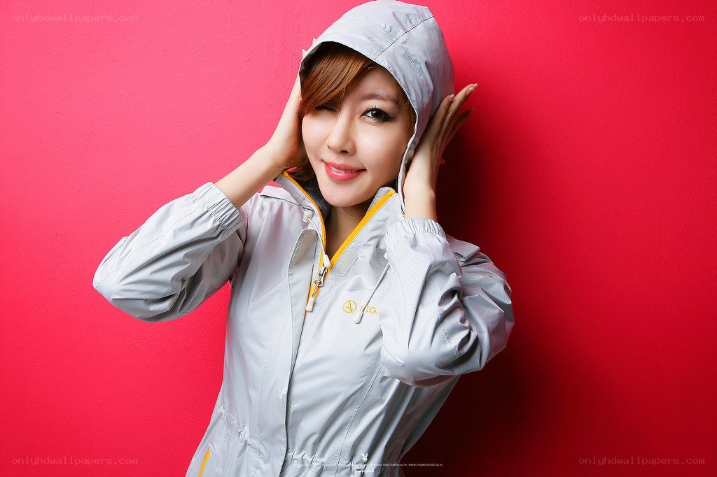 woman in gray hooded jacket