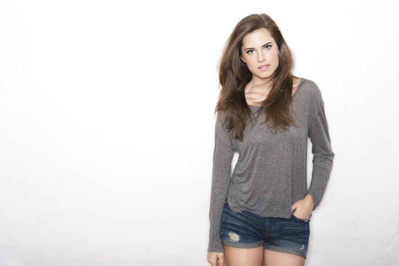 woman in gray shirt and denim shorts