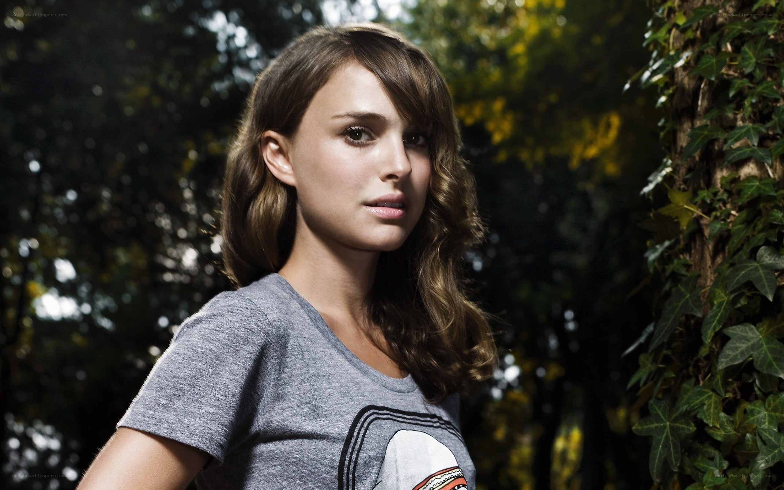 woman in gray t-shirt outdoors