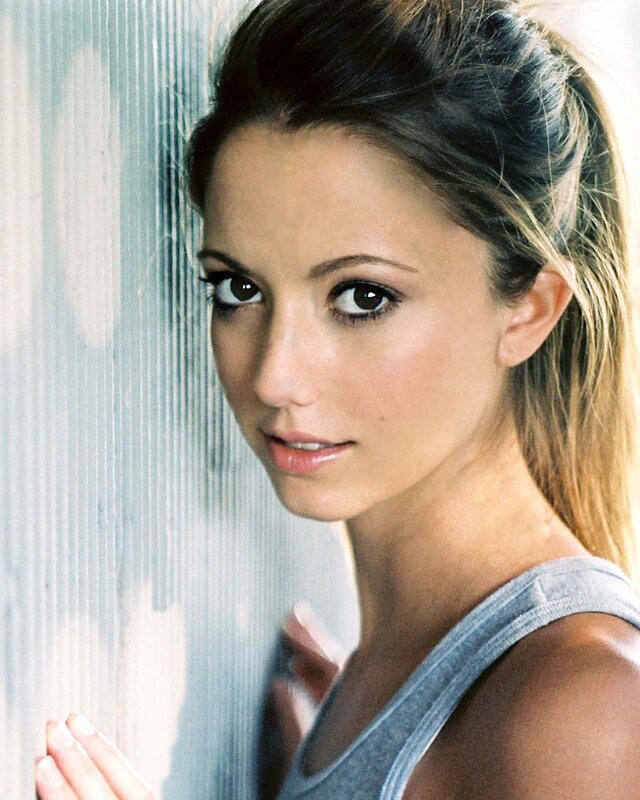 woman in gray tank top