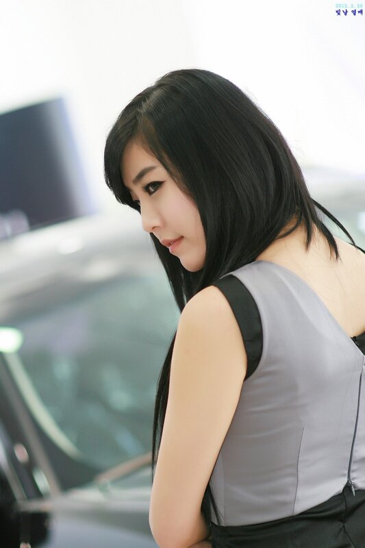 woman in gray top at auto show