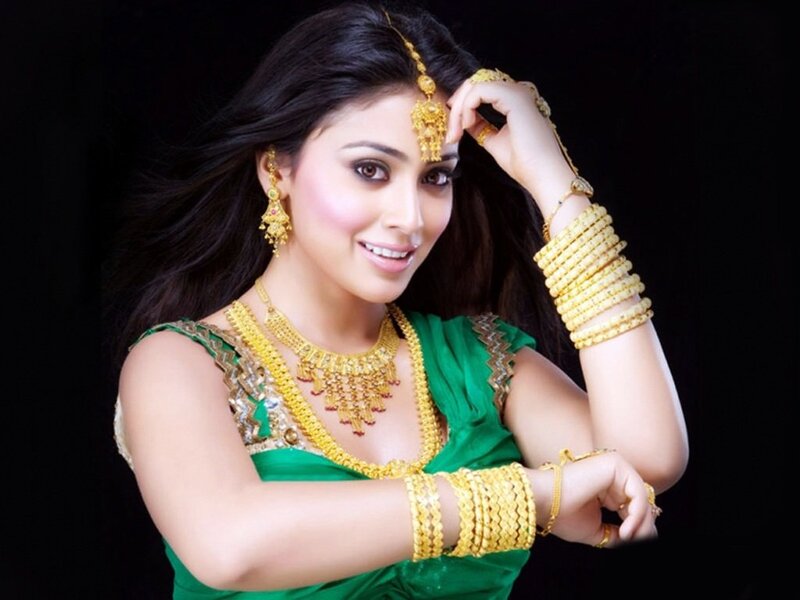 Woman in Green Sari — Dramatic, Photograph