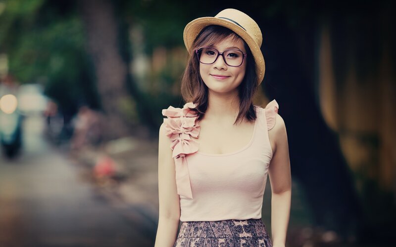 woman in hat and glasses