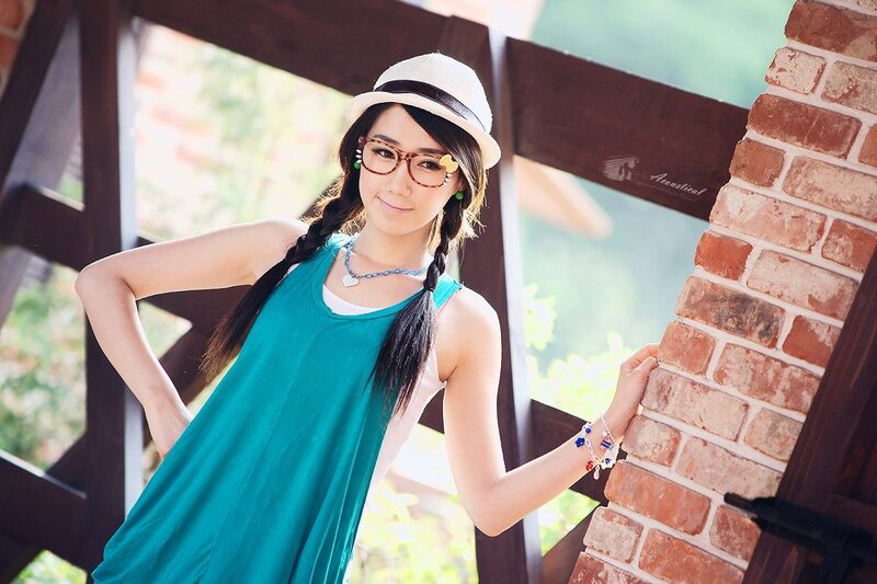 woman in hat and glasses