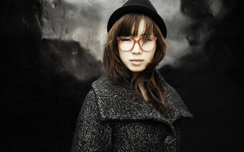 woman in hat and red glasses