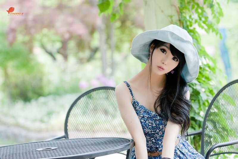 woman in hat at outdoor table