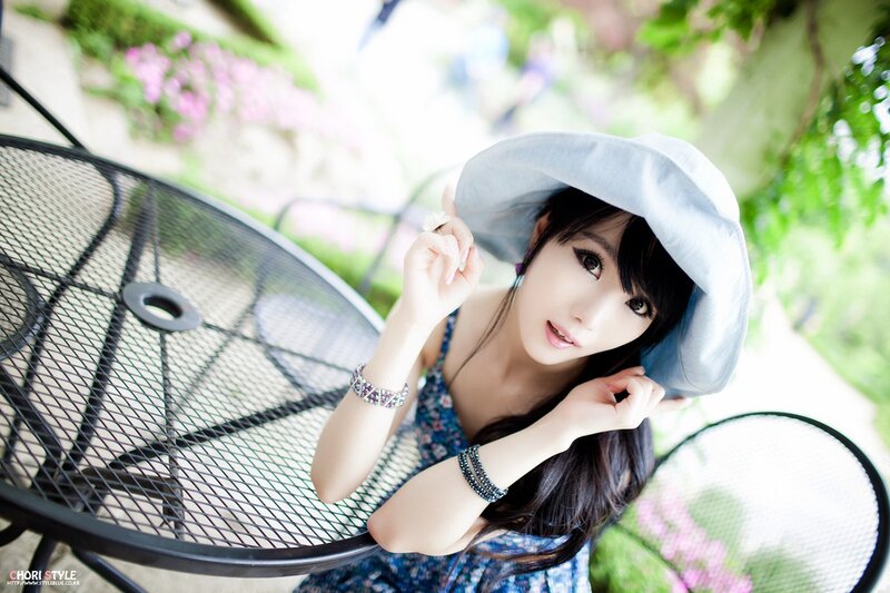woman in hat at outdoor table