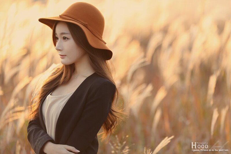 woman in hat at sunset