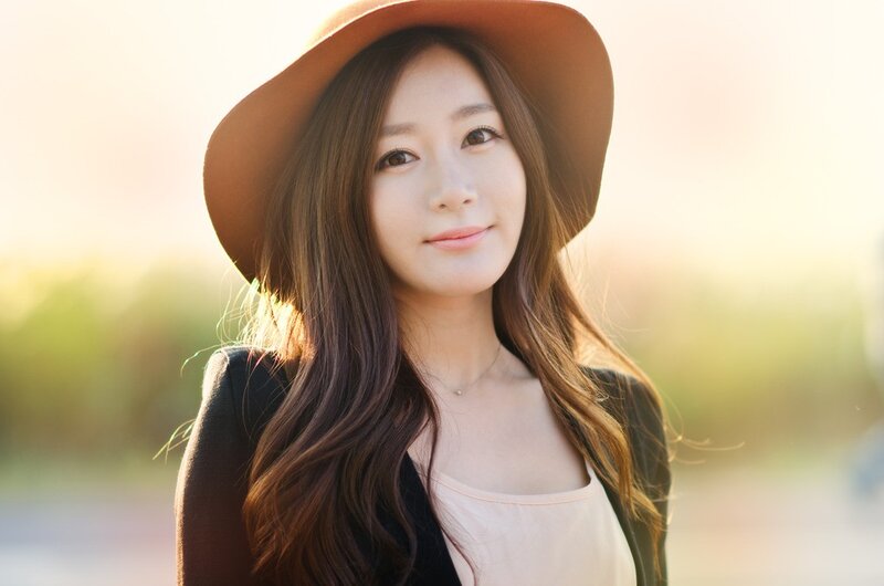 woman in hat at sunset