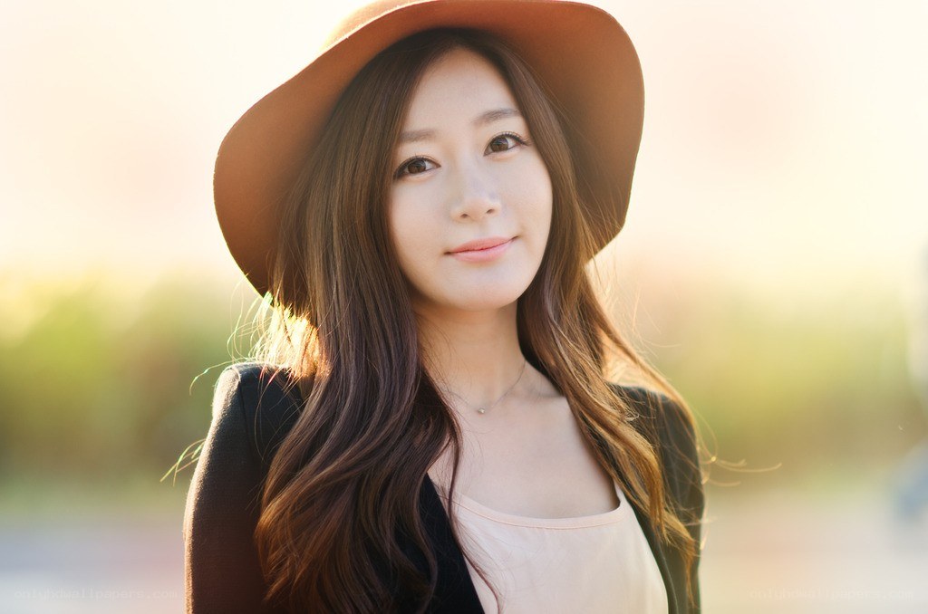 woman in hat at sunset