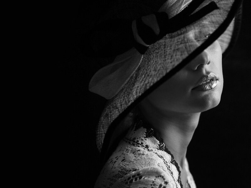 Woman in Hat — Black