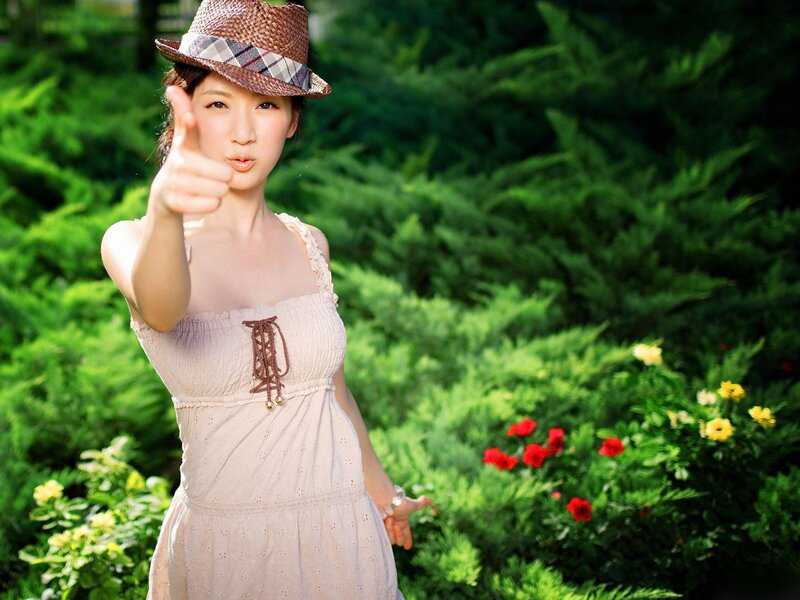 Woman in hat giving thumbs-up