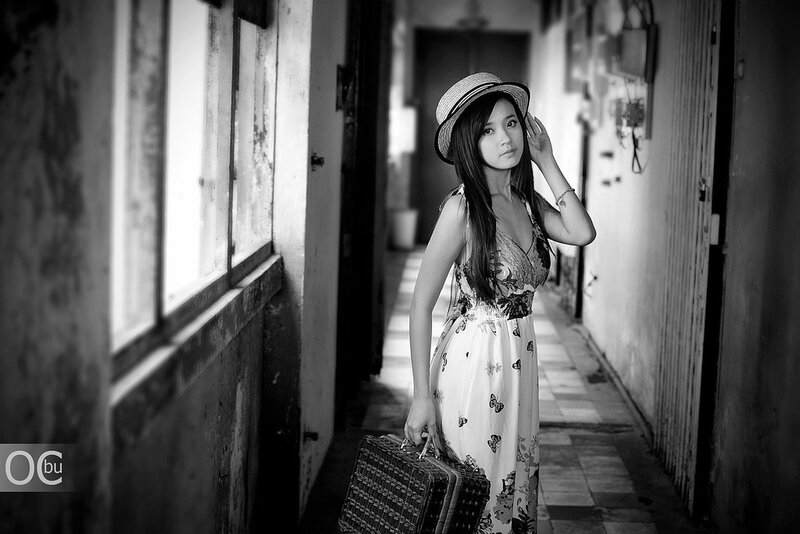 woman in hat holding suitcase