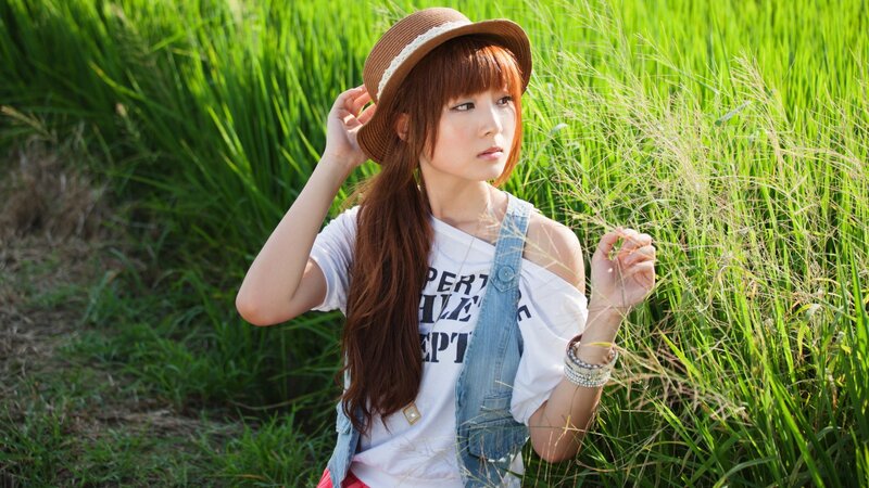 woman in hat in a field