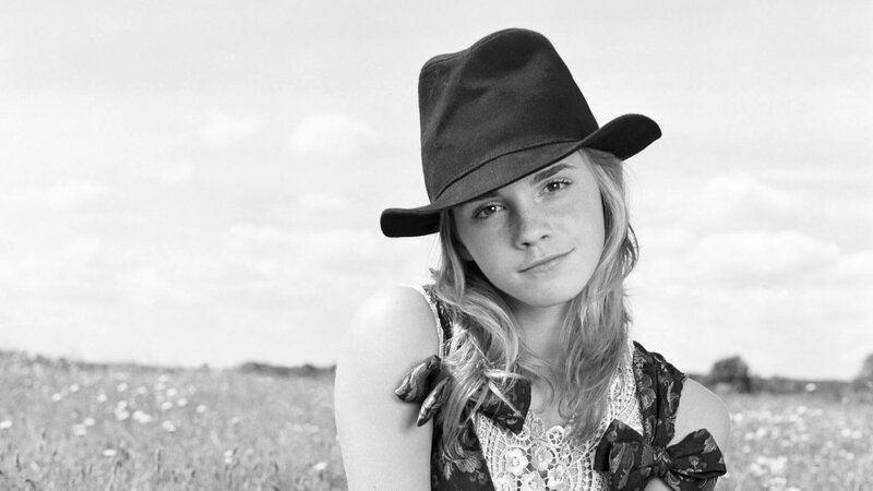 woman in hat in field
