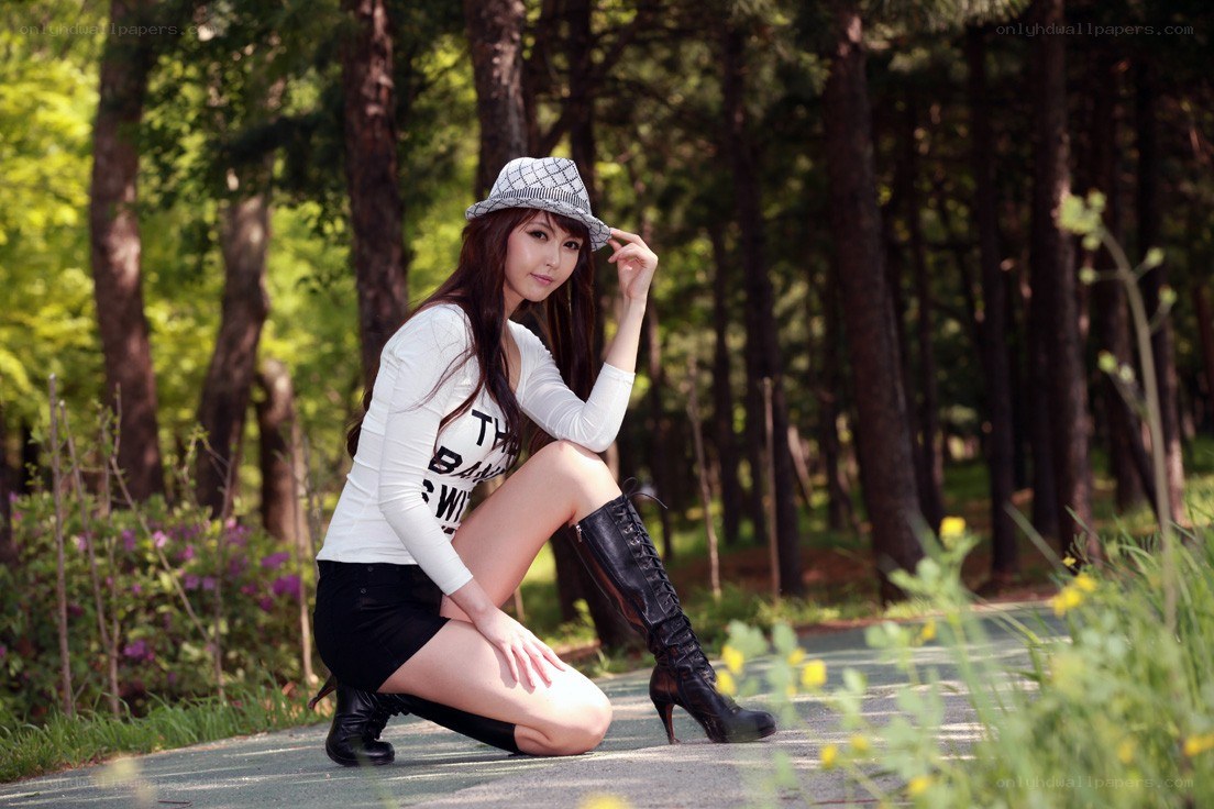 woman in hat posing in forest