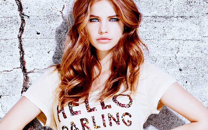woman in hello darling t-shirt