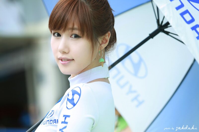 woman in hyundai uniform