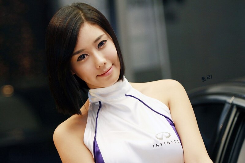 woman in infiniti uniform