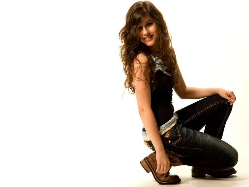 Woman in Jeans Crouching — Black