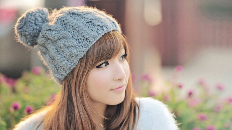 woman in knitted hat