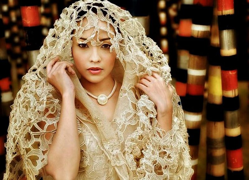 Woman in Lace Veil — White