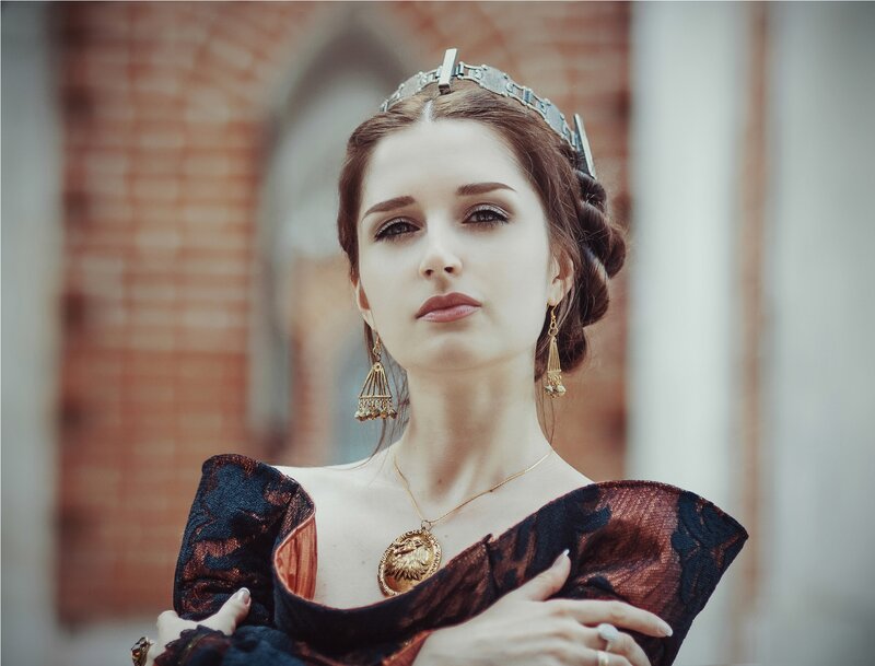 Woman in Medieval Dress — Brown, Dramatic