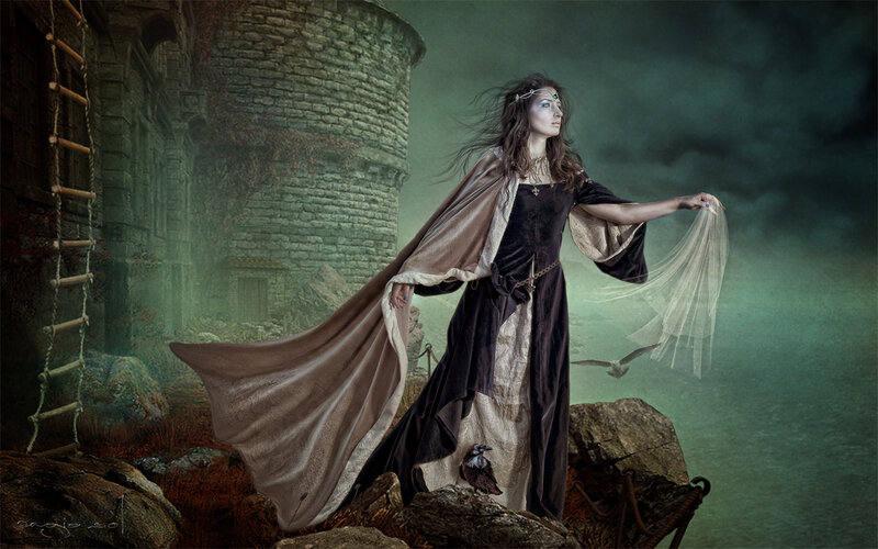 Woman in Medieval Dress — Green, Dramatic