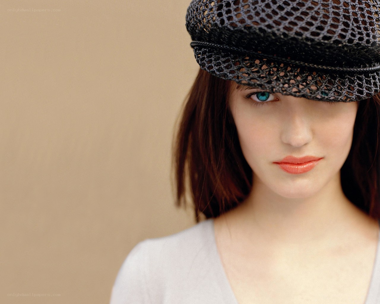 woman in mesh hat