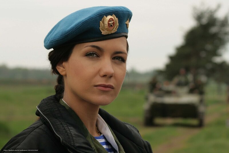 woman in military uniform