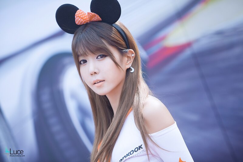 woman in minnie mouse ears