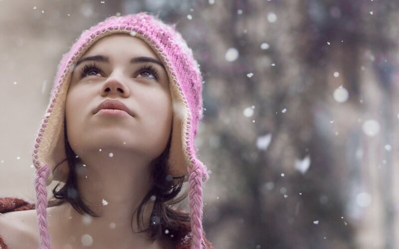 woman in pink hat looking up