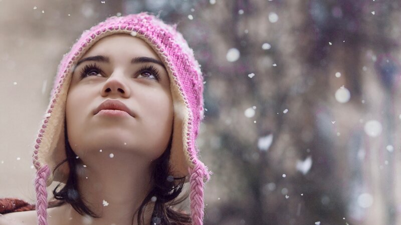 woman in pink hat looking up