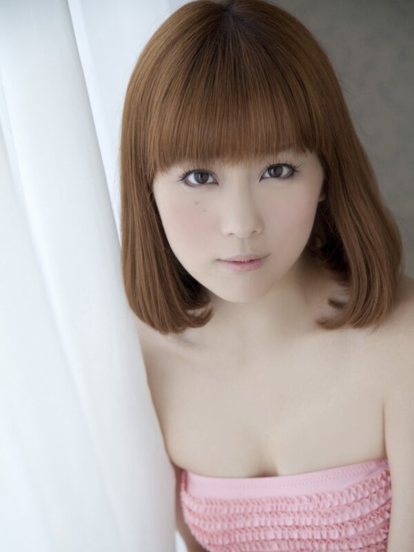 woman in pink strapless top
