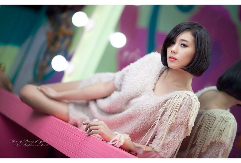woman in pink sweater posing