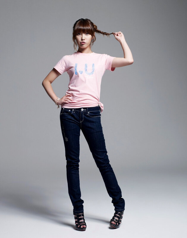 woman in pink t-shirt and jeans